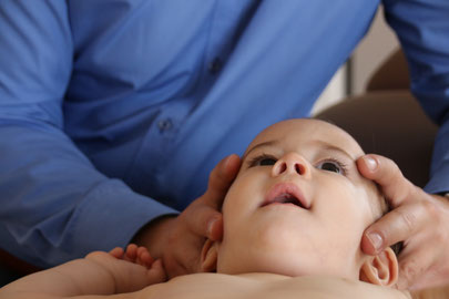 Sanfte osteopathische Behandlung eines Säuglings in Papenburg